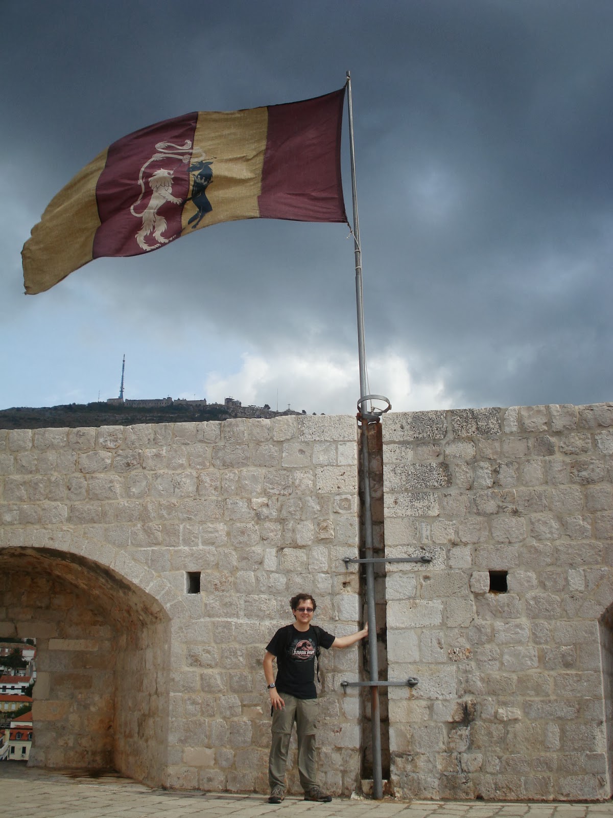 A bandeira Lannister-Baratheon tremulando ao vento